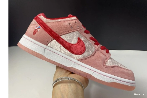 CT2552-800 Nike Skateboards Low Dunk StrangeLove  SB 0309